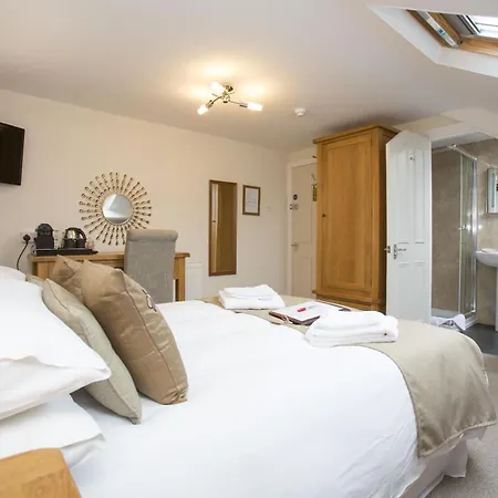 Rosslyn House Bed and Breakfast 4*
