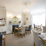 Rosslyn House 4*