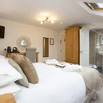 Rosslyn House Bed & Breakfast 4*