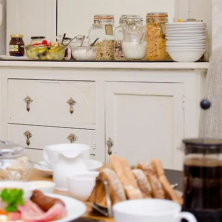 Rosslyn House Bed & Breakfast *