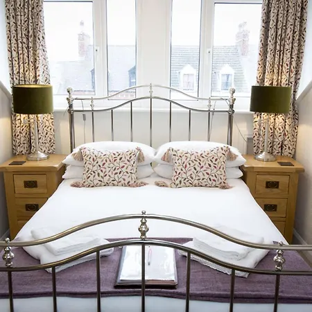 Rosslyn House * Whitby