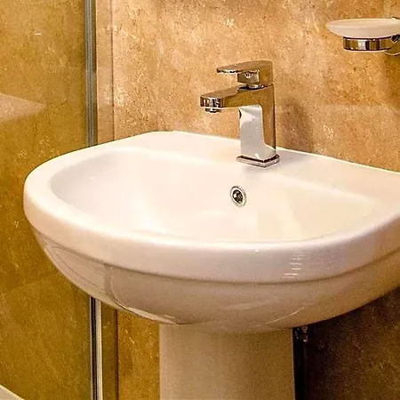 Rosslyn House 4* ويتبي