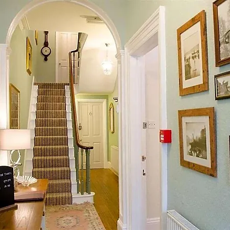 Rosslyn House 4*