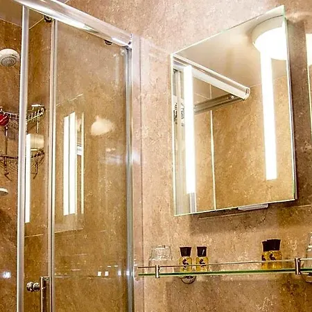 Rosslyn House 4* ويتبي