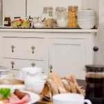 Rosslyn House Bed & Breakfast 4*
