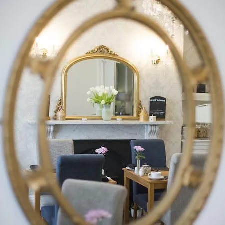 Rosslyn House B&B 휫비